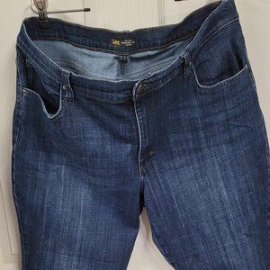 18 Short Lee blue jeans. Straight leg. Mid Rise, Relaxed Fit-Never Worn